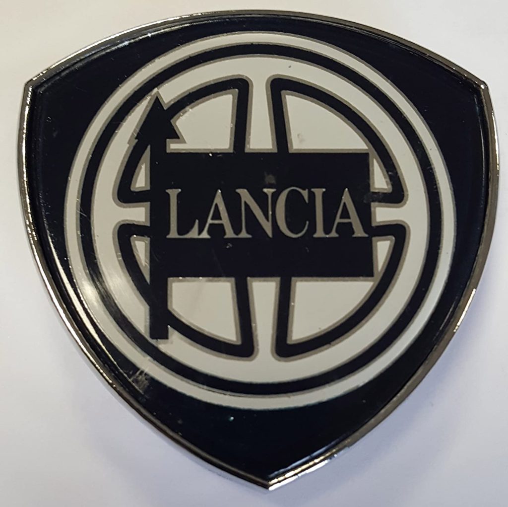 Логотип автомобильной марки Lancia с флагом